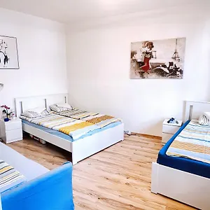 κάντε κράτηση εδώ